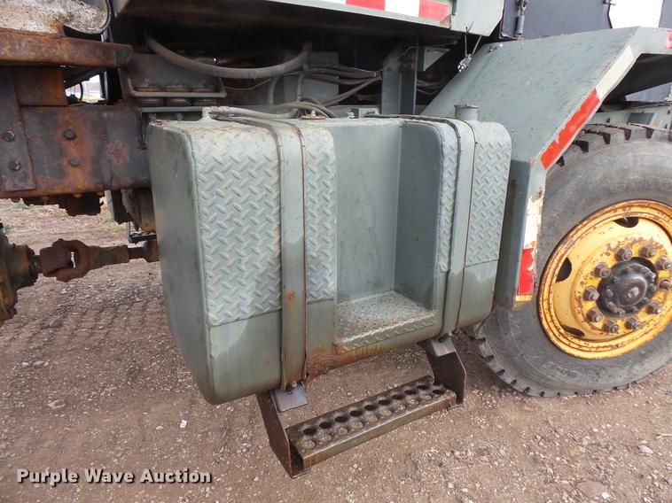 image for item DB8036 1988 Oshkosh T2206 flatbed truck