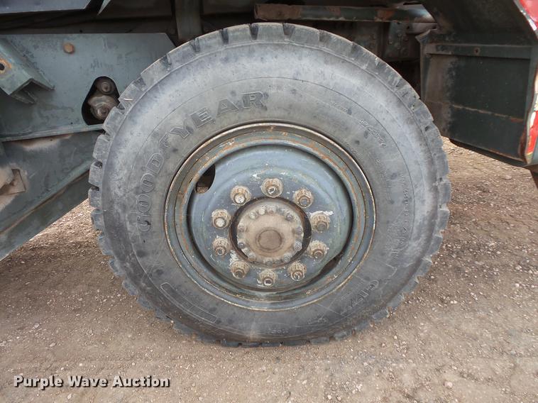 image for item DB8036 1988 Oshkosh T2206 flatbed truck