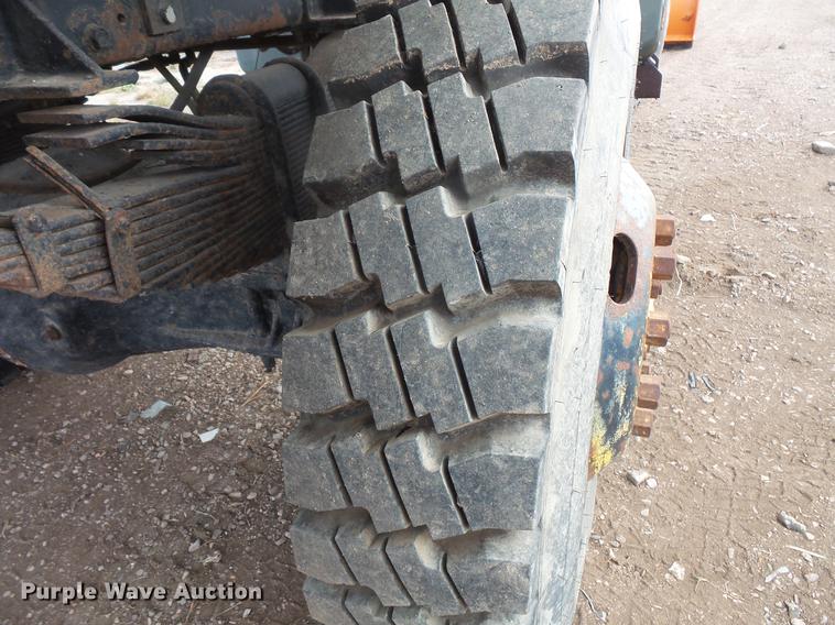 image for item DB8036 1988 Oshkosh T2206 flatbed truck