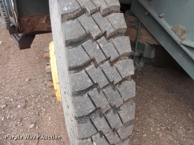 image for item DB8036 1988 Oshkosh T2206 flatbed truck