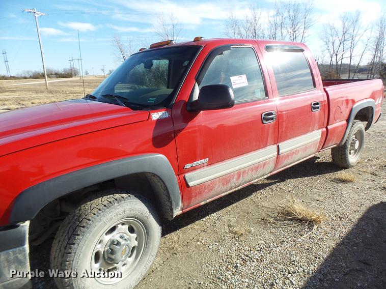 image for item DB9781 2004 Chevrolet Silverado 2500 Crew Cab pickup truck