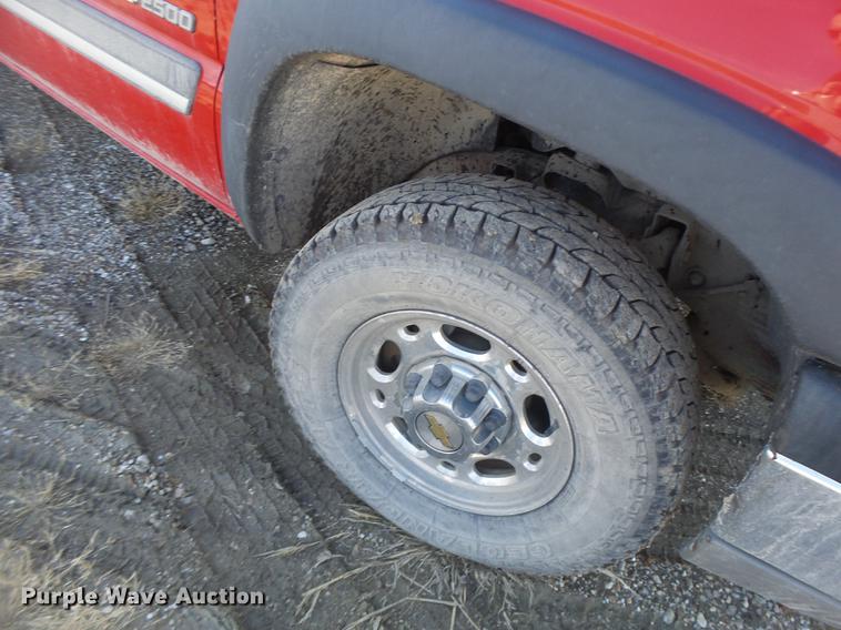 image for item DB9781 2004 Chevrolet Silverado 2500 Crew Cab pickup truck