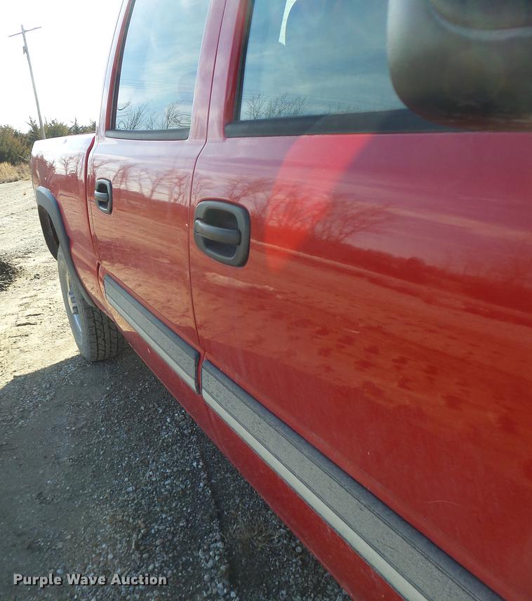 image for item DB9781 2004 Chevrolet Silverado 2500 Crew Cab pickup truck