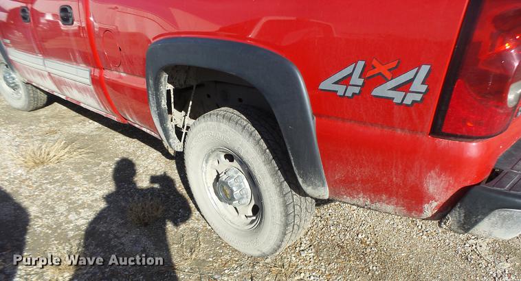 image for item DB9781 2004 Chevrolet Silverado 2500 Crew Cab pickup truck
