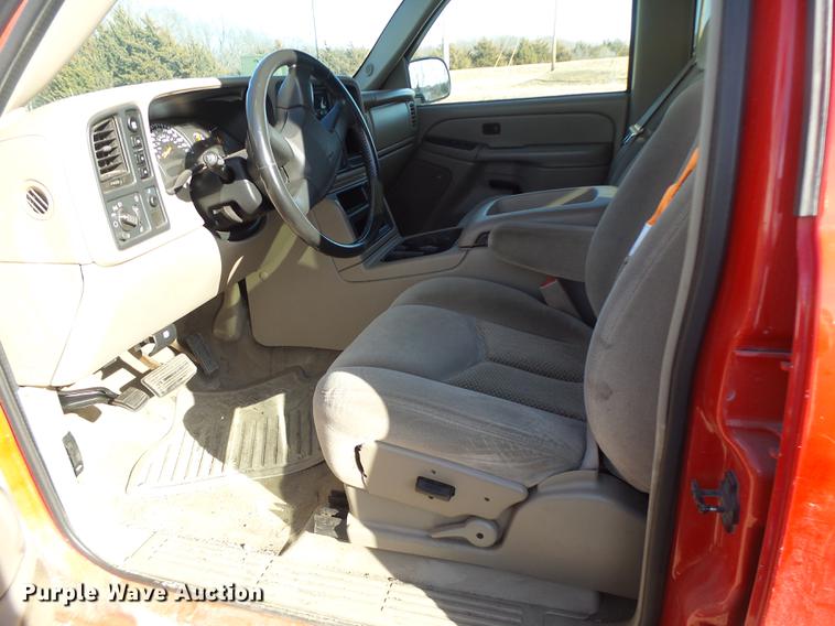 image for item DB9781 2004 Chevrolet Silverado 2500 Crew Cab pickup truck