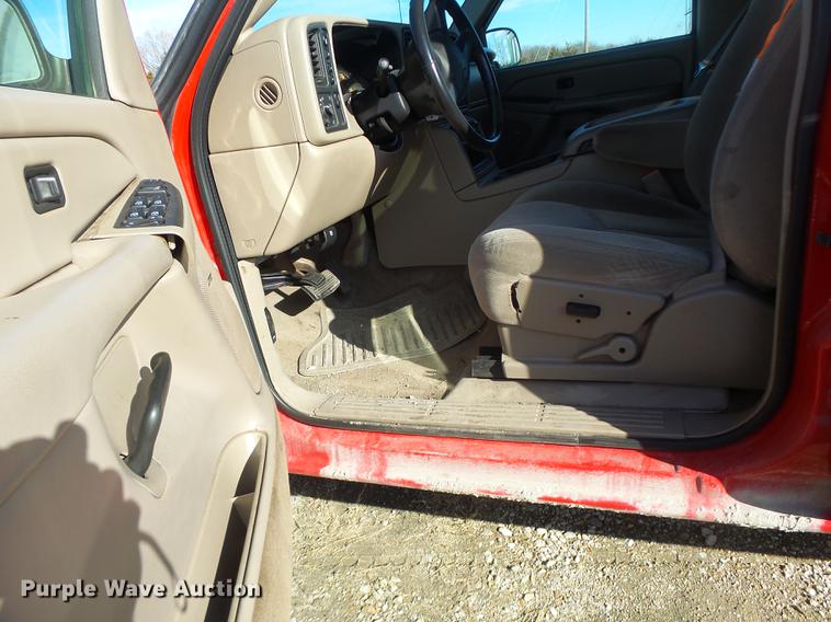 image for item DB9781 2004 Chevrolet Silverado 2500 Crew Cab pickup truck