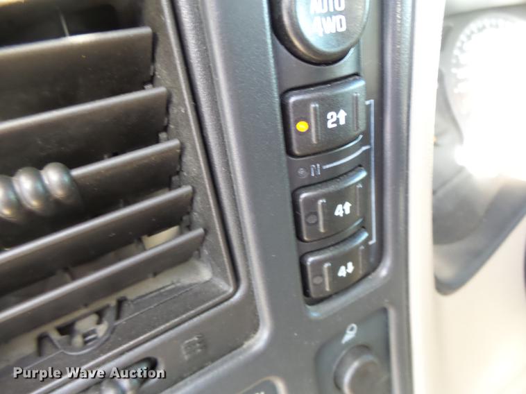 image for item DB9781 2004 Chevrolet Silverado 2500 Crew Cab pickup truck