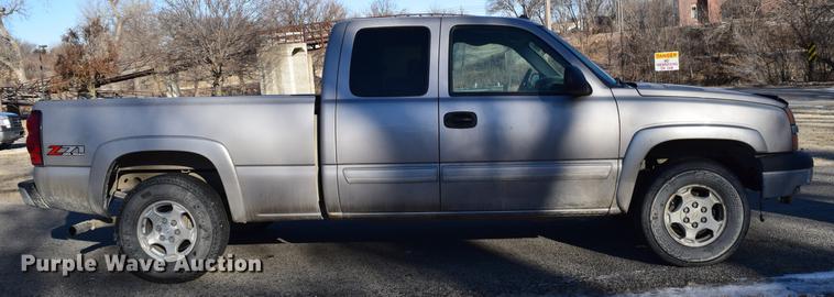 image for item DC3573 2004 Chevrolet Silverado 1500 Z71 Ext. Cab pickup truck