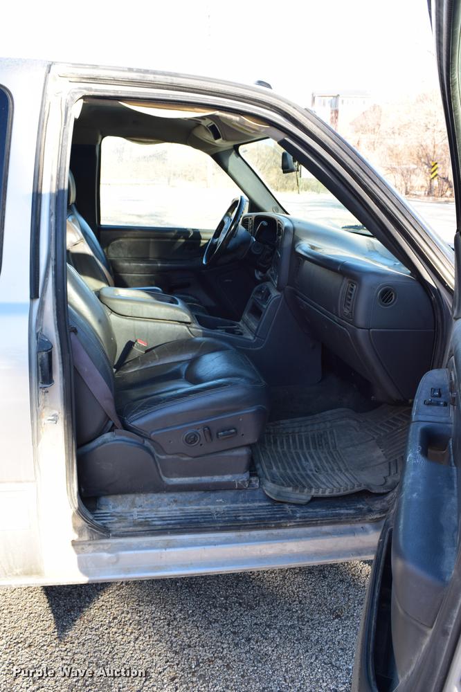 image for item DC3573 2004 Chevrolet Silverado 1500 Z71 Ext. Cab pickup truck