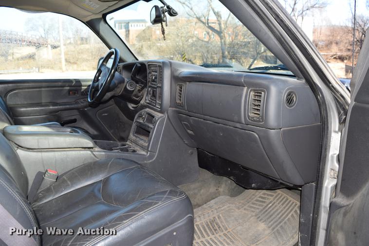 image for item DC3573 2004 Chevrolet Silverado 1500 Z71 Ext. Cab pickup truck