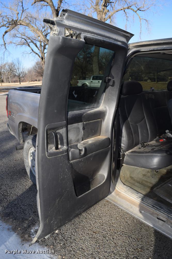 image for item DC3573 2004 Chevrolet Silverado 1500 Z71 Ext. Cab pickup truck