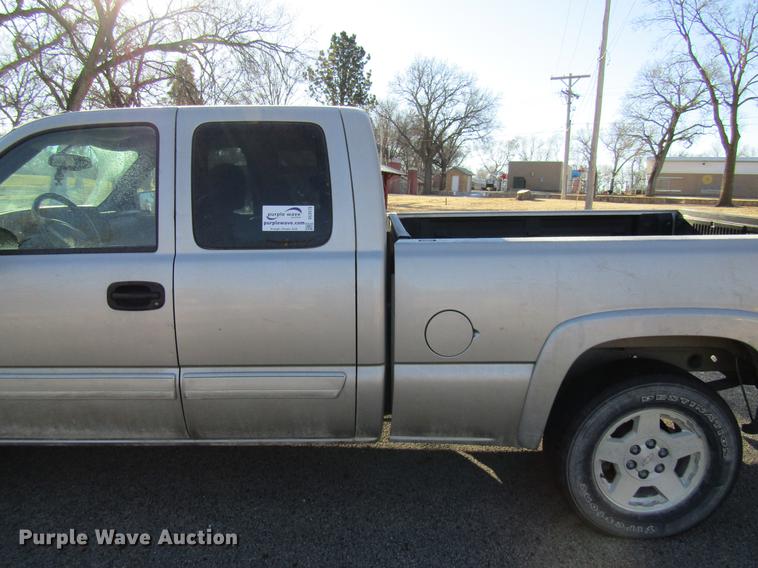 image for item DC3573 2004 Chevrolet Silverado 1500 Z71 Ext. Cab pickup truck