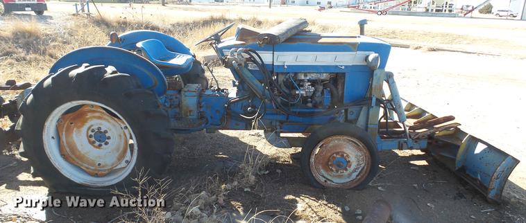 image for item DC5693 Ford 3000 tractor