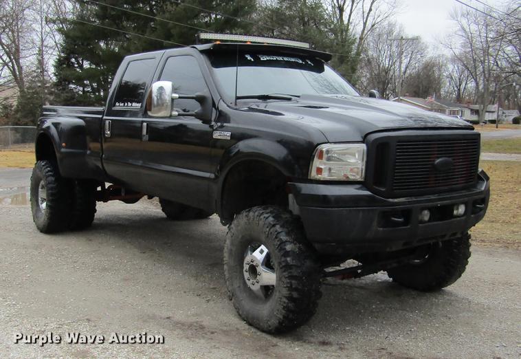 image for item DD2749 2001 Ford F350 Super Duty Lariat Crew Cab pickup truck