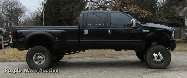 image for item DD2749 2001 Ford F350 Super Duty Lariat Crew Cab pickup truck