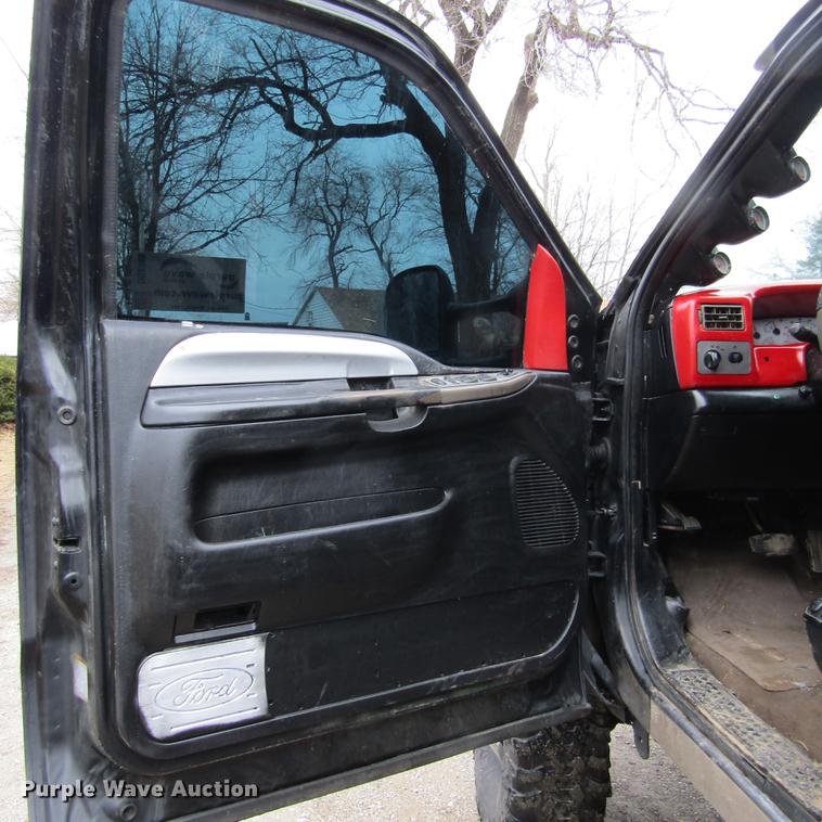 image for item DD2749 2001 Ford F350 Super Duty Lariat Crew Cab pickup truck