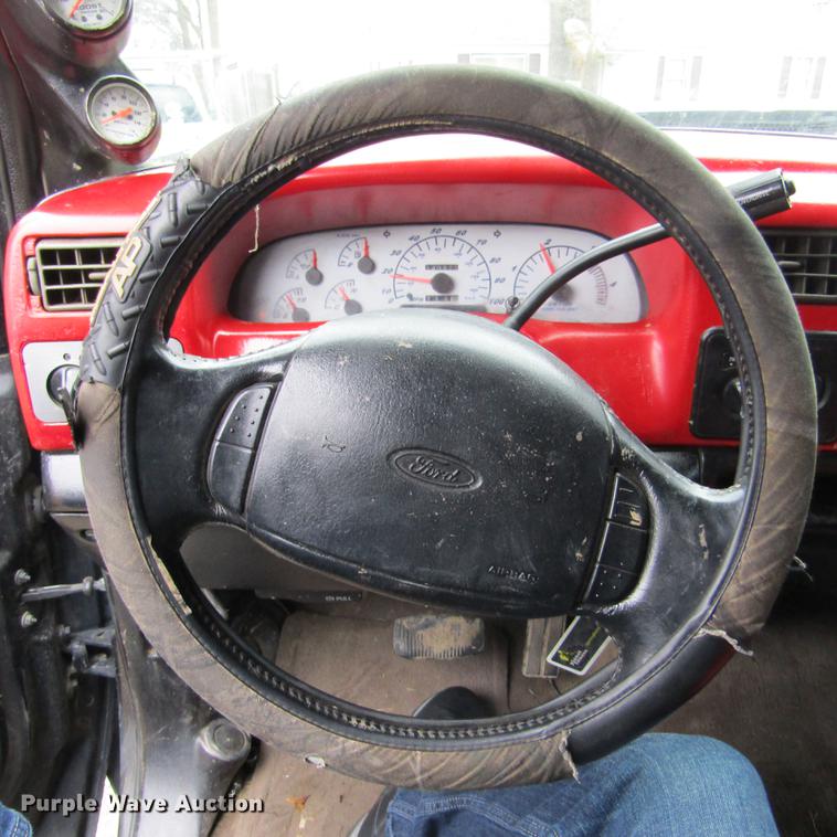 image for item DD2749 2001 Ford F350 Super Duty Lariat Crew Cab pickup truck