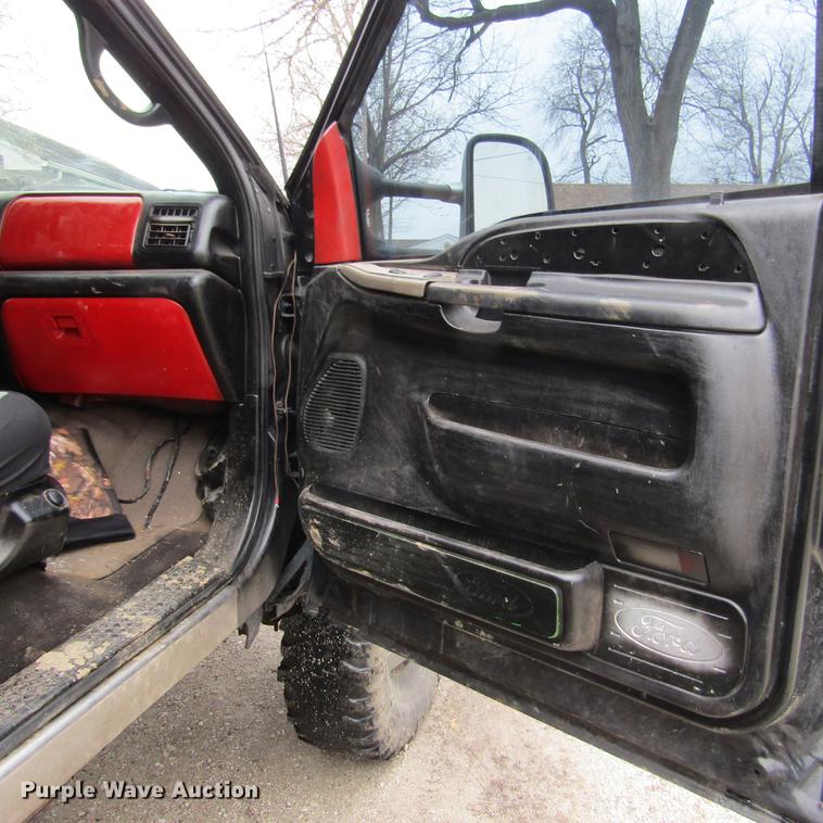 image for item DD2749 2001 Ford F350 Super Duty Lariat Crew Cab pickup truck