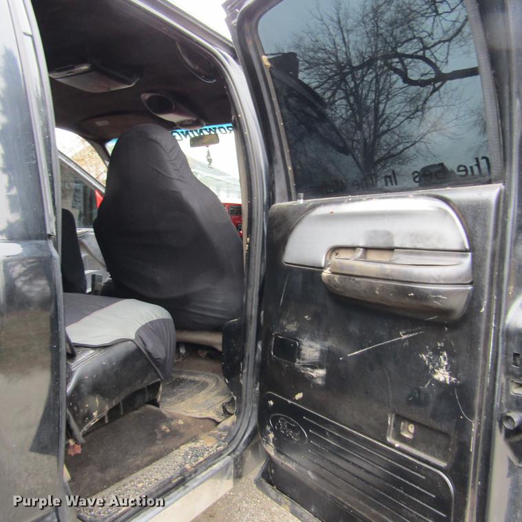 image for item DD2749 2001 Ford F350 Super Duty Lariat Crew Cab pickup truck