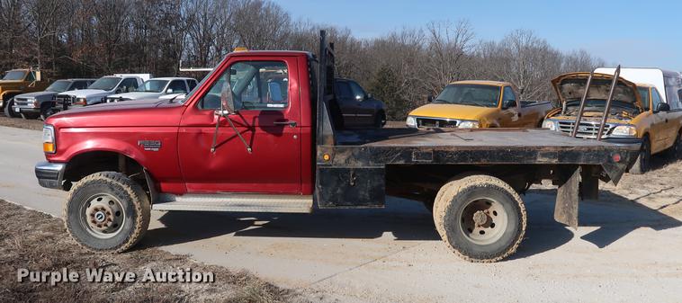 image for item DD9557 1997 Ford F350 flatbed pickup truck