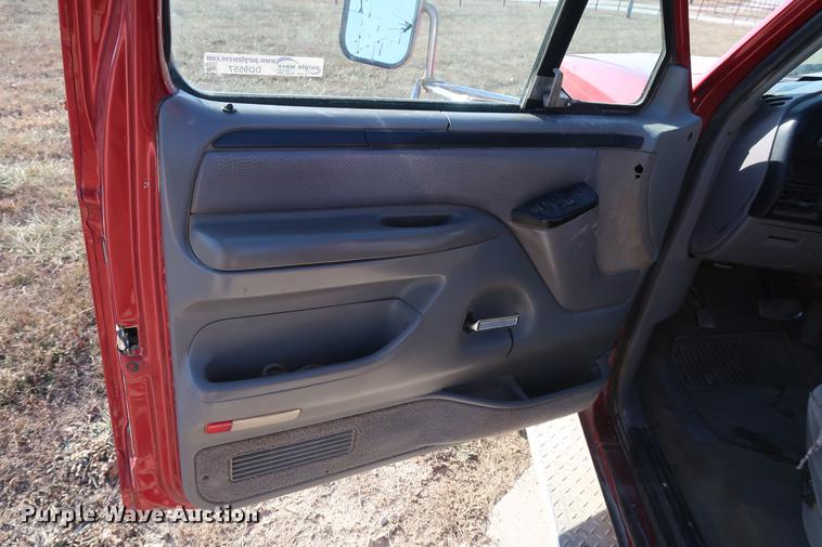 image for item DD9557 1997 Ford F350 flatbed pickup truck