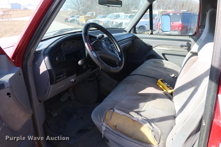 image for item DD9557 1997 Ford F350 flatbed pickup truck