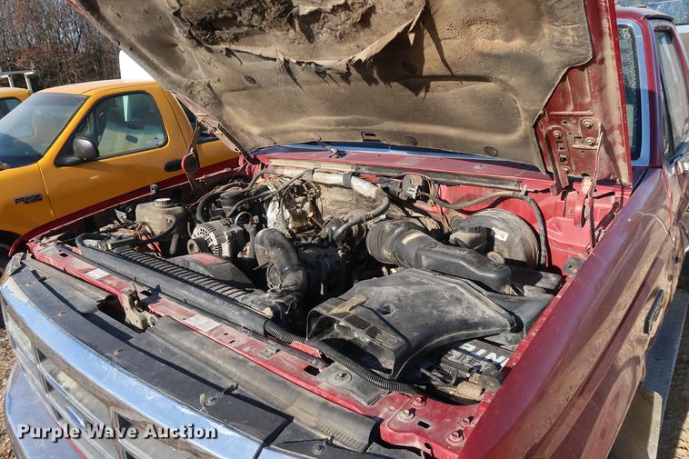 image for item DD9557 1997 Ford F350 flatbed pickup truck