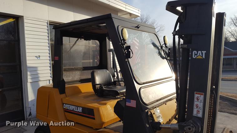 image for item DF3526 Caterpillar DP40K forklift