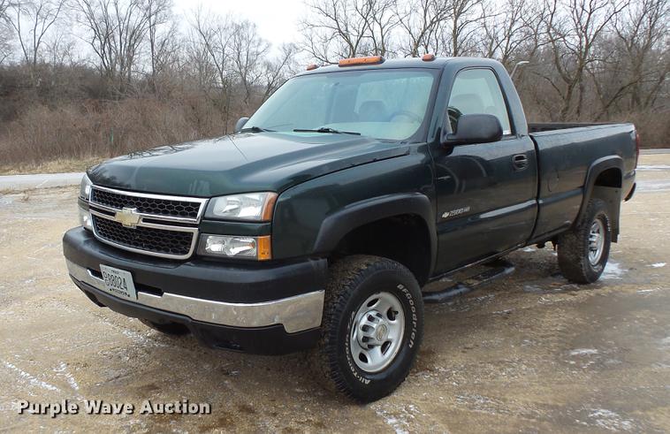 image for item EA9664 2005 Chevrolet Silverado 2500HD pickup truck