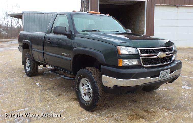image for item EA9664 2005 Chevrolet Silverado 2500HD pickup truck