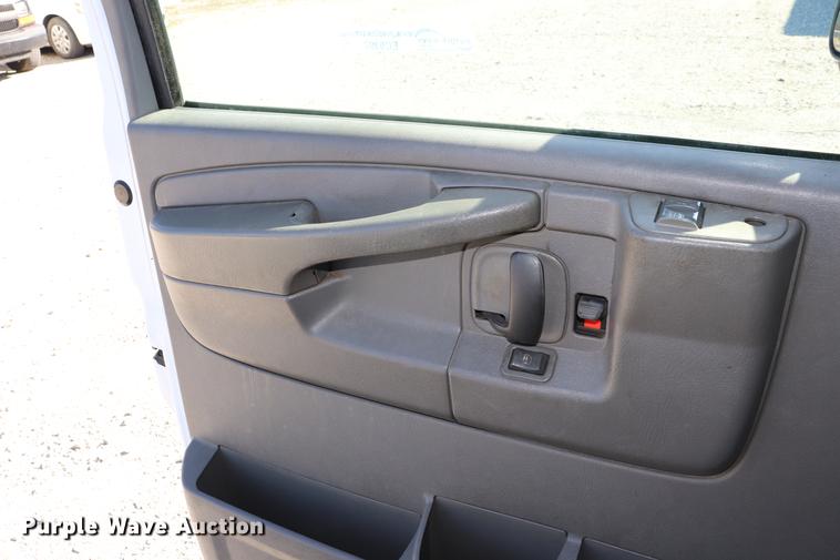image for item EC9397 2005 Chevrolet Express 3500 Extended van