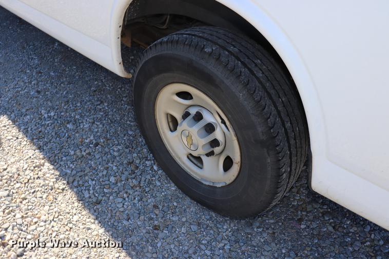 image for item EC9397 2005 Chevrolet Express 3500 Extended van