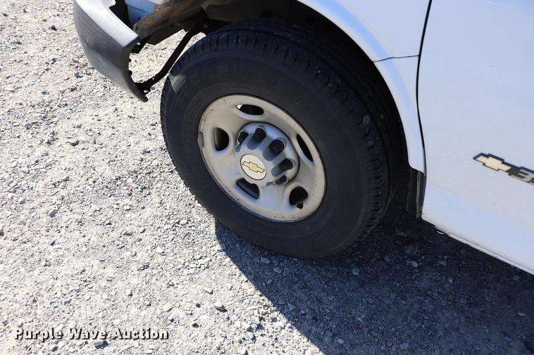 image for item EC9397 2005 Chevrolet Express 3500 Extended van