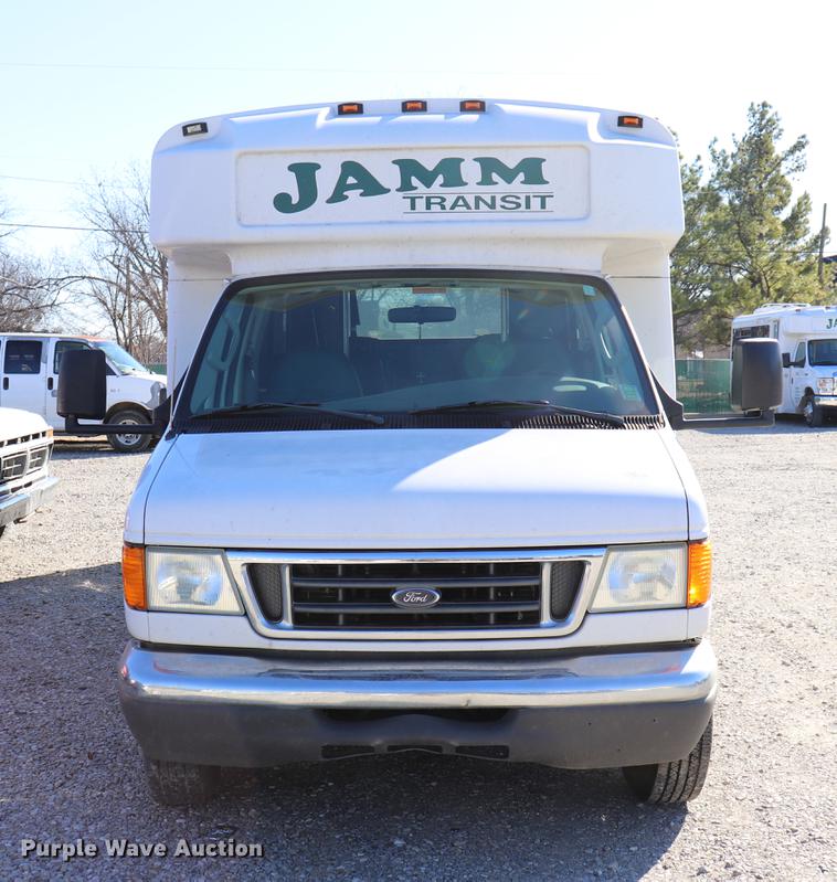 image for item EC9399 2006 Ford Econoline E450 shuttle bus