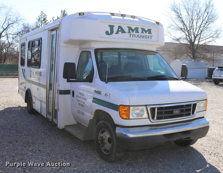 image for item EC9399 2006 Ford Econoline E450 shuttle bus