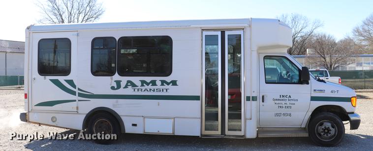 image for item EC9399 2006 Ford Econoline E450 shuttle bus