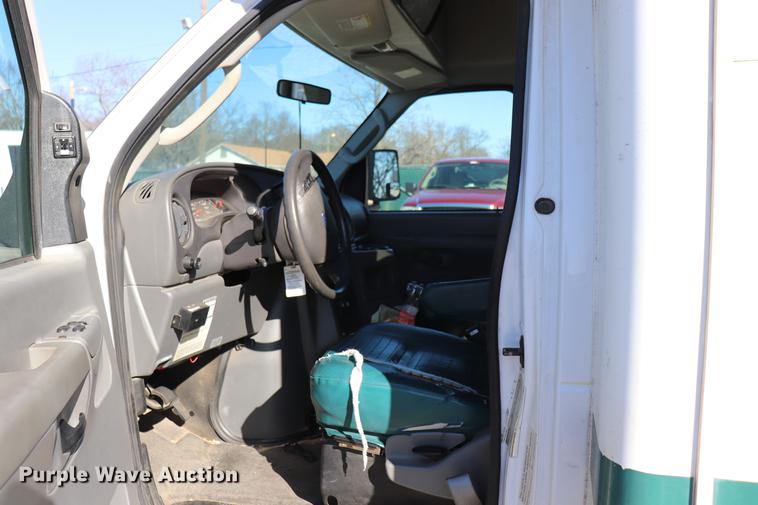 image for item EC9399 2006 Ford Econoline E450 shuttle bus