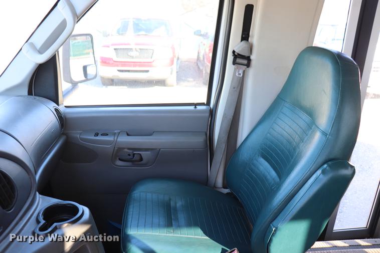 image for item EC9399 2006 Ford Econoline E450 shuttle bus