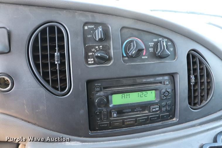 image for item EC9399 2006 Ford Econoline E450 shuttle bus