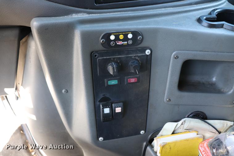 image for item EC9399 2006 Ford Econoline E450 shuttle bus