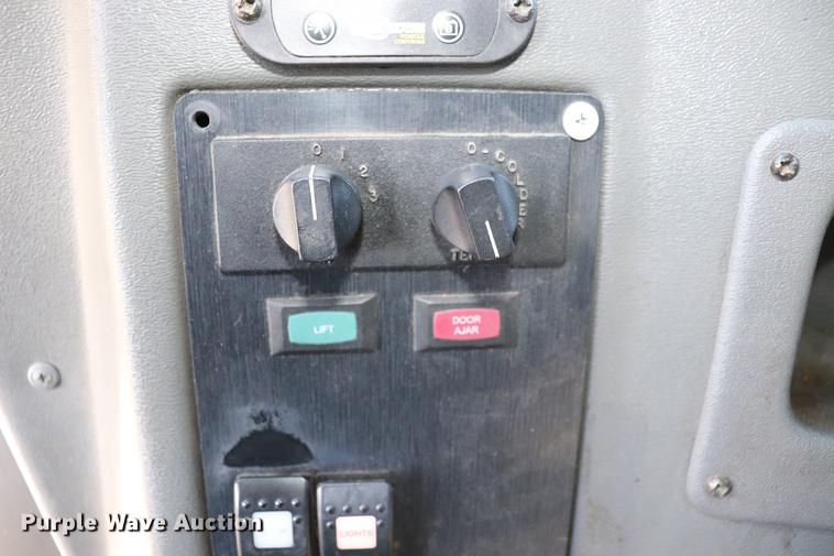 image for item EC9399 2006 Ford Econoline E450 shuttle bus