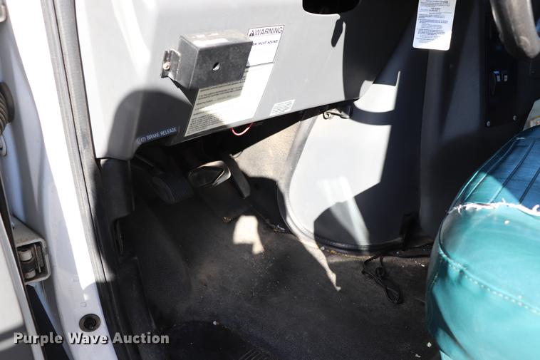 image for item EC9399 2006 Ford Econoline E450 shuttle bus