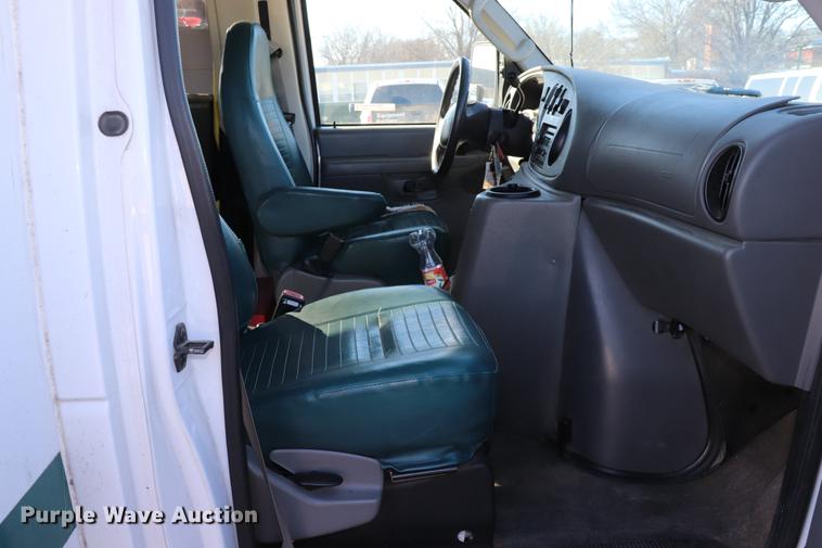 image for item EC9399 2006 Ford Econoline E450 shuttle bus