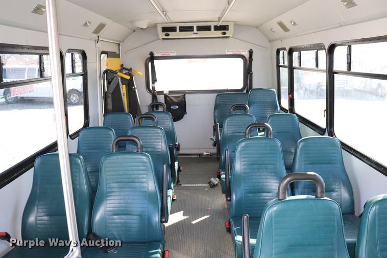 image for item EC9399 2006 Ford Econoline E450 shuttle bus