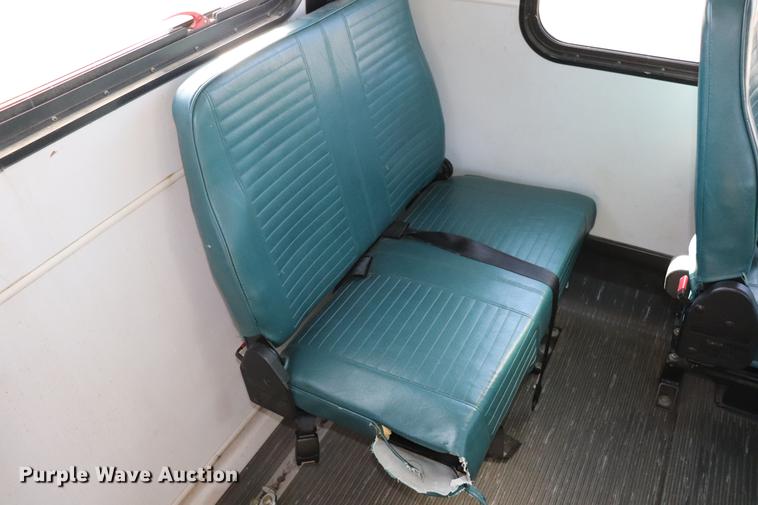 image for item EC9399 2006 Ford Econoline E450 shuttle bus