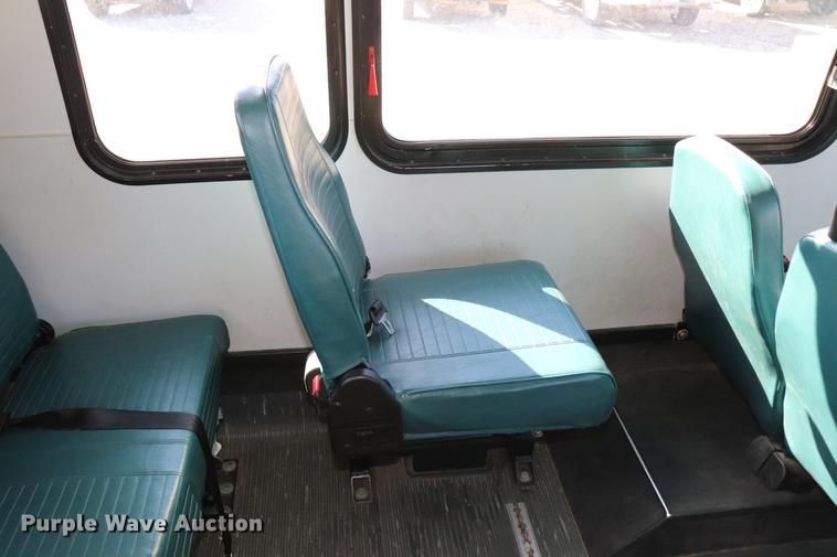 image for item EC9399 2006 Ford Econoline E450 shuttle bus