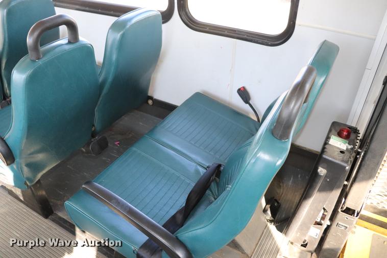 image for item EC9399 2006 Ford Econoline E450 shuttle bus