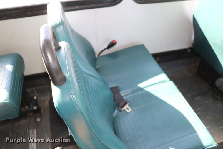 image for item EC9399 2006 Ford Econoline E450 shuttle bus