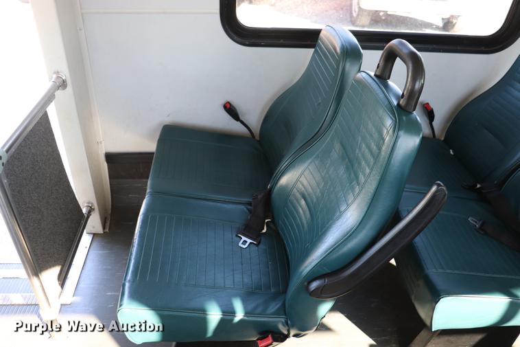 image for item EC9399 2006 Ford Econoline E450 shuttle bus