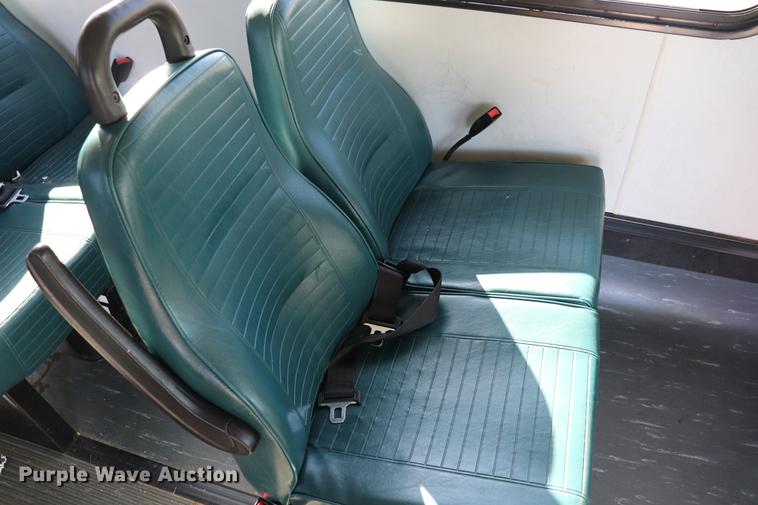 image for item EC9399 2006 Ford Econoline E450 shuttle bus